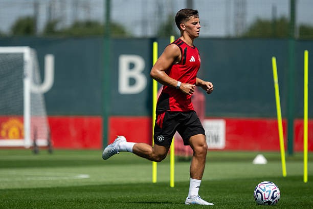 Man Utd tạm thời nên giữ lại Lacey. Ảnh: Getty Images. 