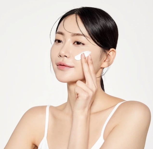 Kem dưỡng ẩm đóng vai trò quan trọng trong việc duy trì độ ẩm và bảo vệ hàng rào tự nhiên của làn da. 