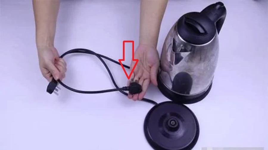 Dây cắm ấm siêu tốc thường rất ngắn, chủ yếu dài khoảng 60 đến 80 cm, vì lý do an toàn điện, công suất lớn và tránh vướng víu. 

