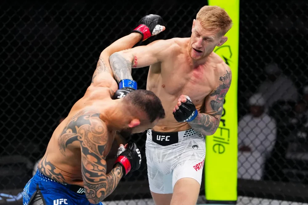 Sam Patterson tung cú đấm về phía Santiago Ponzinibbio tại UFC Abu Dhabi