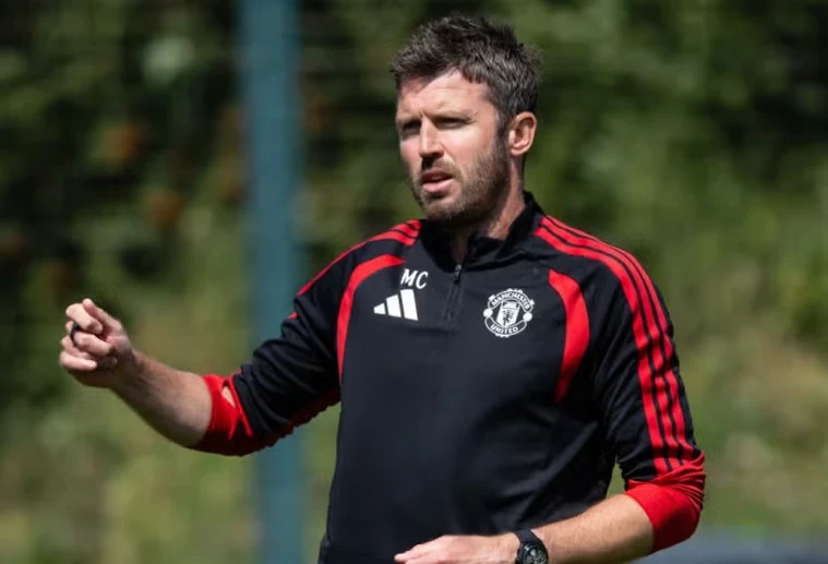 Carrick đứng trước mùa hè bận rộn của MU. Ảnh: Getty.