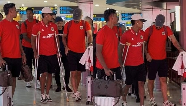 Ferdinan bị bắt gặp chống nạng trước trận đấu Campuchia. (Ảnh: PSSI)