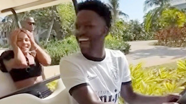 Vinicius khiến bạn gái cười nghiêng ngả sau khi gây tai nạn với xe golf. (Ảnh: Instagram)