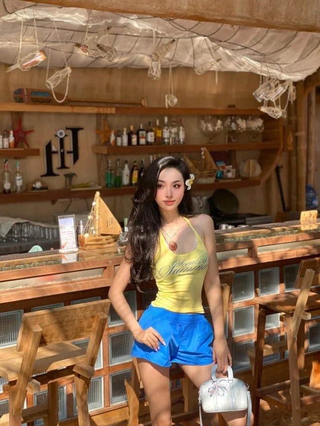 Hai gam màu bổ sung cho nhau giúp bộ trang phục nổi bật vừa đủ mà không tạo cảm giác rối mắt. 