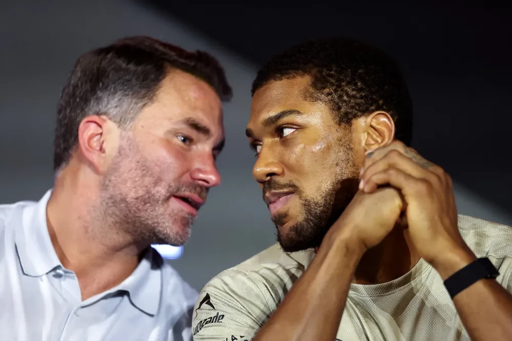 Ông bầu Eddie Hearn và Anthony Joshua trao đổi căng thẳng trong buổi họp báo