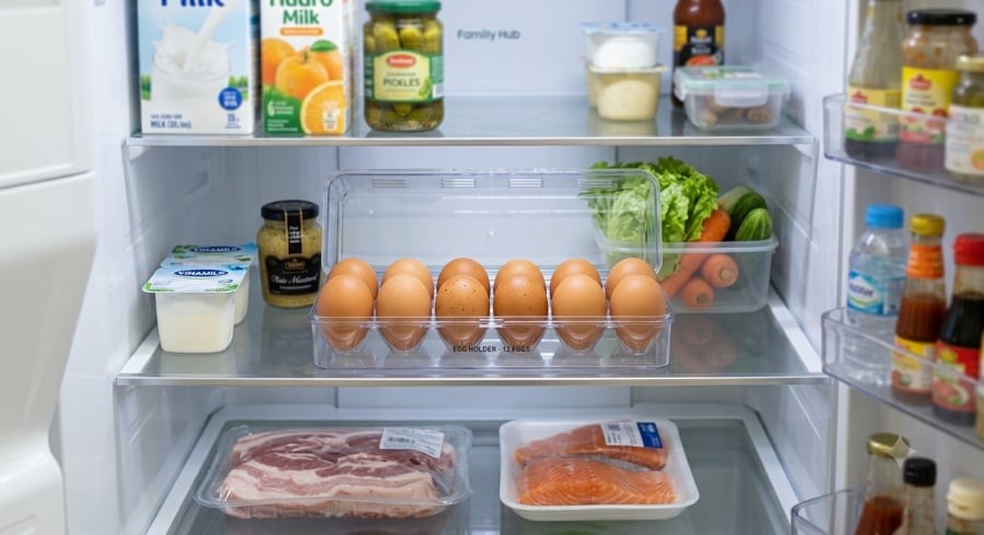 Bảo quản trứng ở ngăn giữa của tủ lạnh, trong hộp riêng và tránh xa thực phẩm sống sẽ giúp giữ độ tươi lâu hơn, đồng thời hạn chế nguy cơ nhiễm khuẩn chéo.