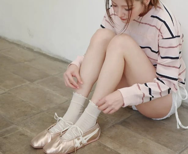Thay vì xỏ dây theo cách truyền thống, các sợi dây được đan chéo nhiều lớp, tạo nên hiệu ứng hình học bắt mắt trên bề mặt giày. 