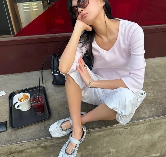  Khi được xỏ theo các đường ngang song song, đôi giày không còn cần buộc dây mỗi lần sử dụng mà vẫn ôm chân chắc chắn.