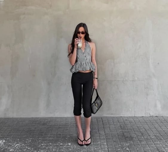 Kiểu giày này đặc biệt ăn ý với váy slip dress, chân váy satin, quần linen hoặc các bộ trang phục đồng màu, mang đến diện mạo thanh lịch mà vẫn đậm chất mùa hè.

