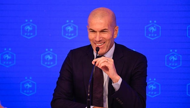 Zidane cười tươi trong buổi họp báo ra mắt tuyển Pháp. (Ảnh: Getty Images)