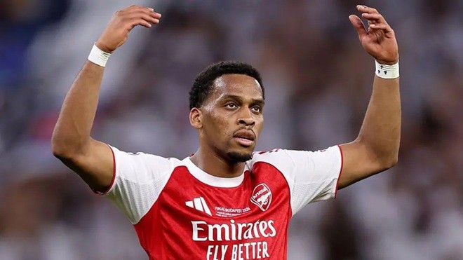  Timber tạm rời trại tập huấn của Arsenal. Ảnh: Getty.