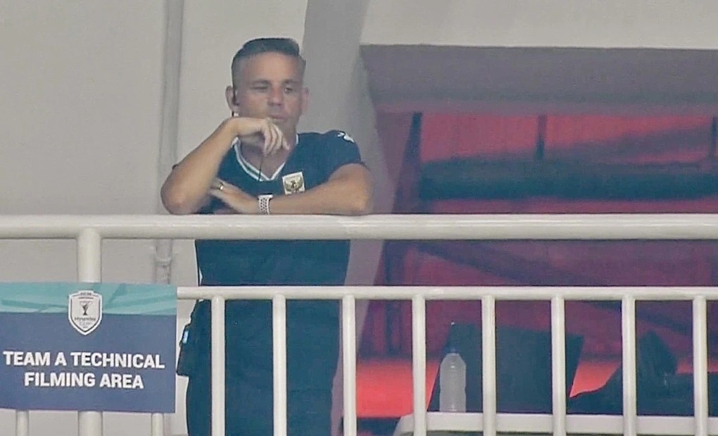 HLV John Herdman gây bất ngờ khi đứng trên khán đài theo dõi đội tuyển Indonesia đấu Campuchia. Ảnh: Bola.