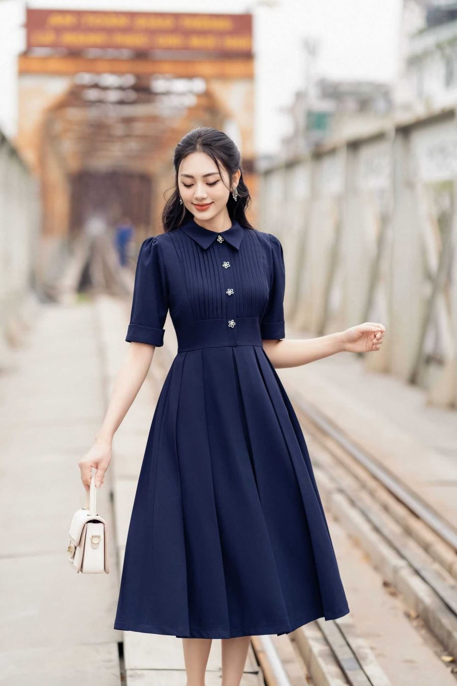 Đầm sơ mi dáng midi là lựa chọn linh hoạt, dễ mặc và luôn giữ được nét chỉn chu, chuyên nghiệp nơi văn phòng.