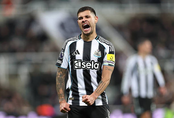Bruno Guimaraes sẽ ngay lập tức nâng tầm hàng tiền vệ Arsenal. Ảnh: Getty Images. 