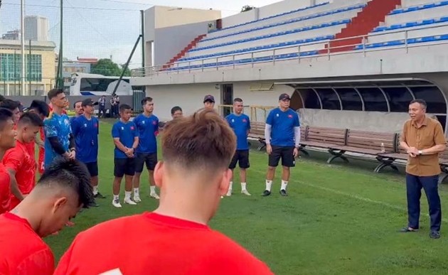 Ông Trần Quốc Tuấn đến thăm đội tuyển Việt Nam. Ảnh: VFF