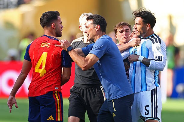 FIFA điều tra Argentina sau vụ xô xát với Tây Ban Nha. Ảnh: Getty Images