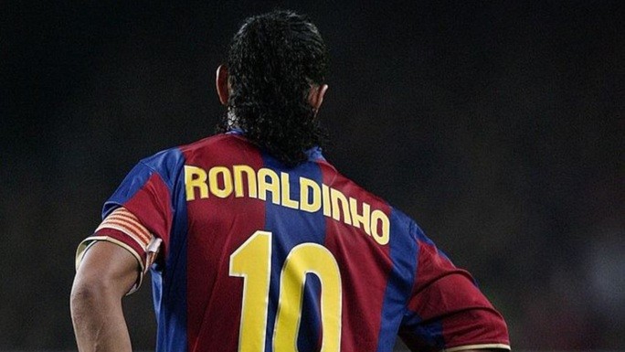 Ronaldinho từng suýt đến MU. Ảnh: DAZN.