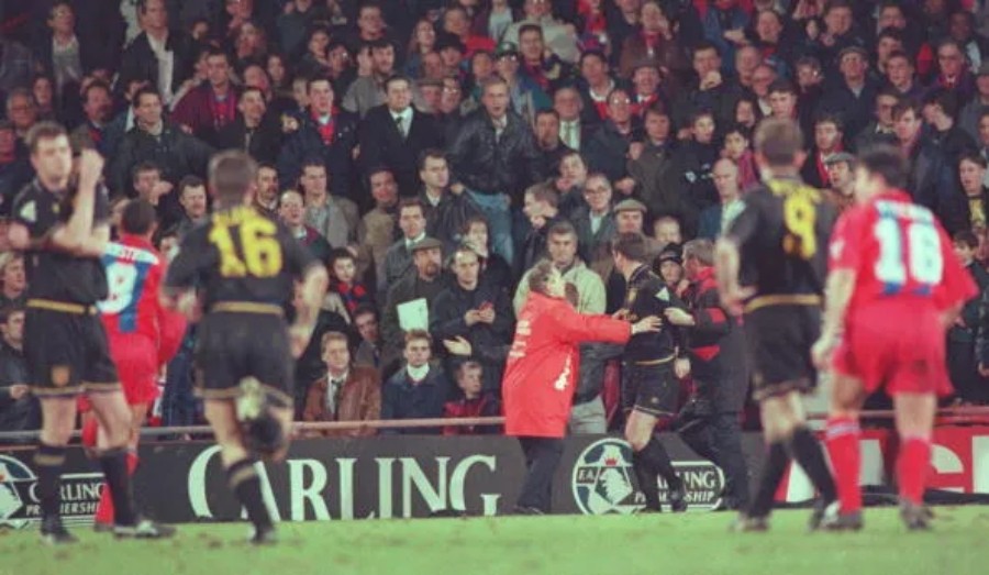 Cantona trả giá đắt sau cú đá vào khán giả. Ảnh: Getty Images.