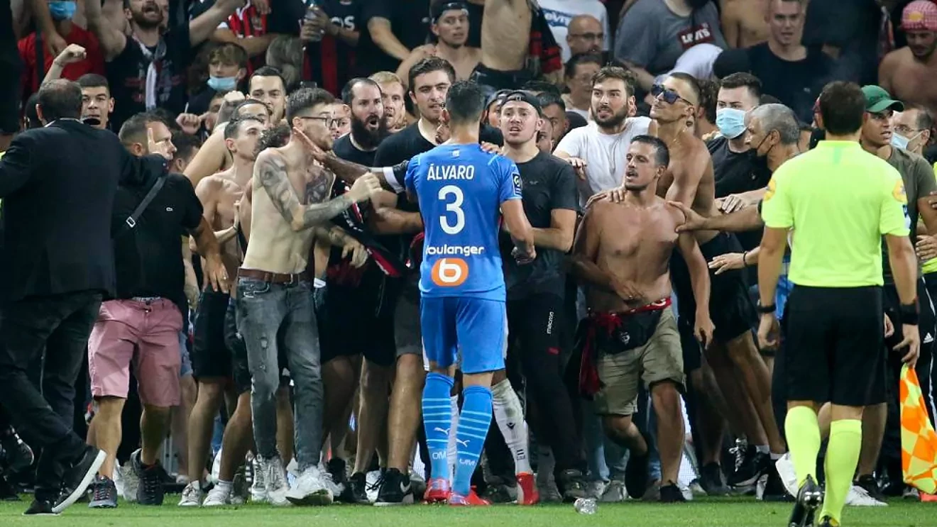 CĐV Nice khiến trận derby phải tổ chức lại. Ảnh: Marca.