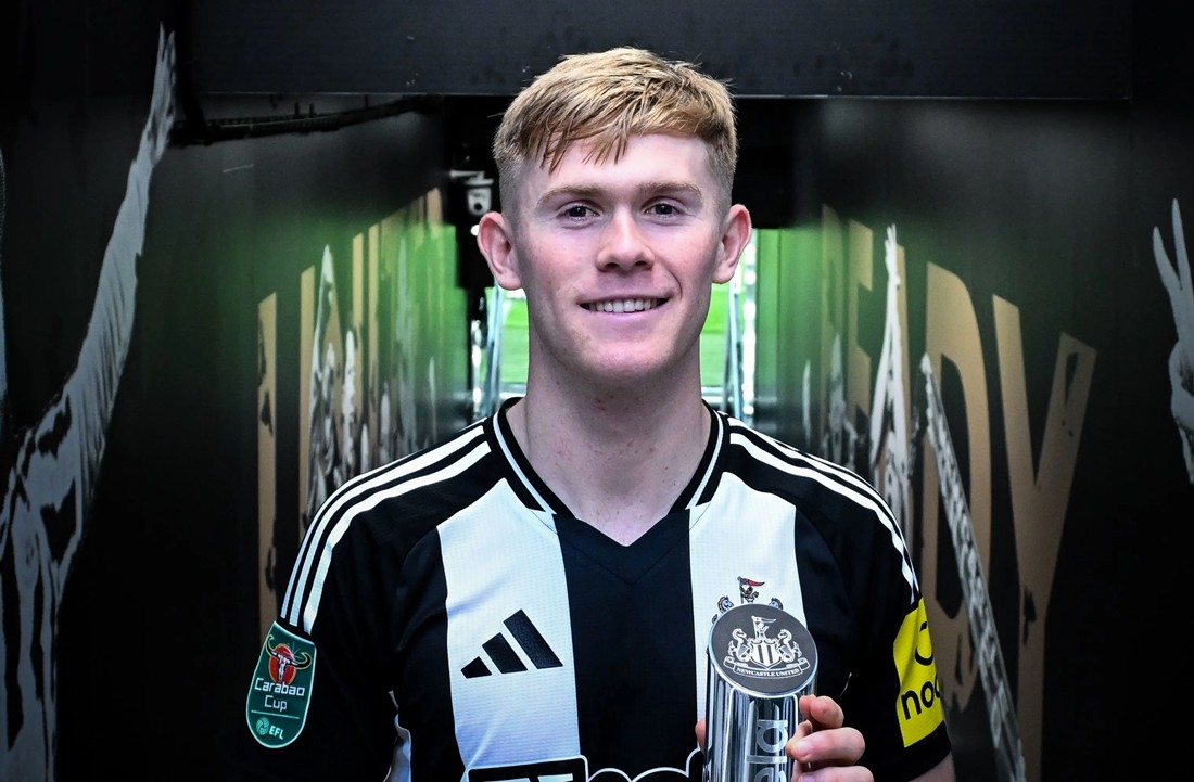 Lewis Hall trẻ hơn Shaw 10 tuổi và có tiềm năng lớn. Ảnh: Newcastle United FC.