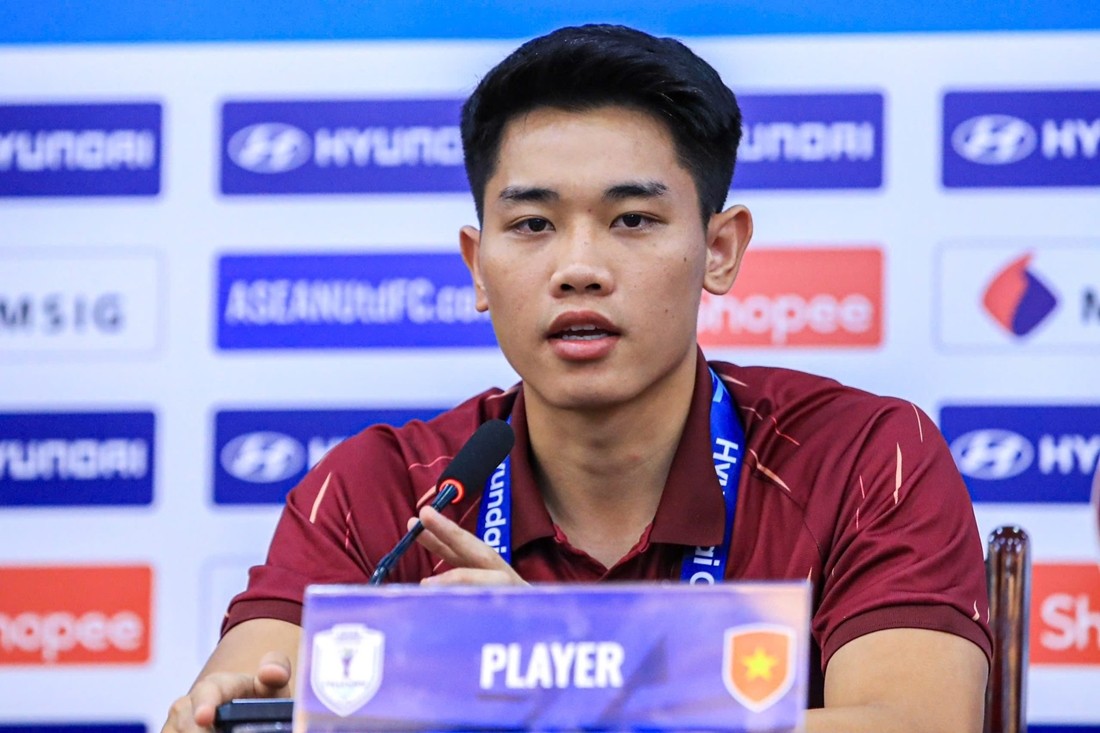 Tiền đạo Nguyễn Đình Bắc trong buổi họp báo trước trận gặp Singapore. Ảnh: VFF.