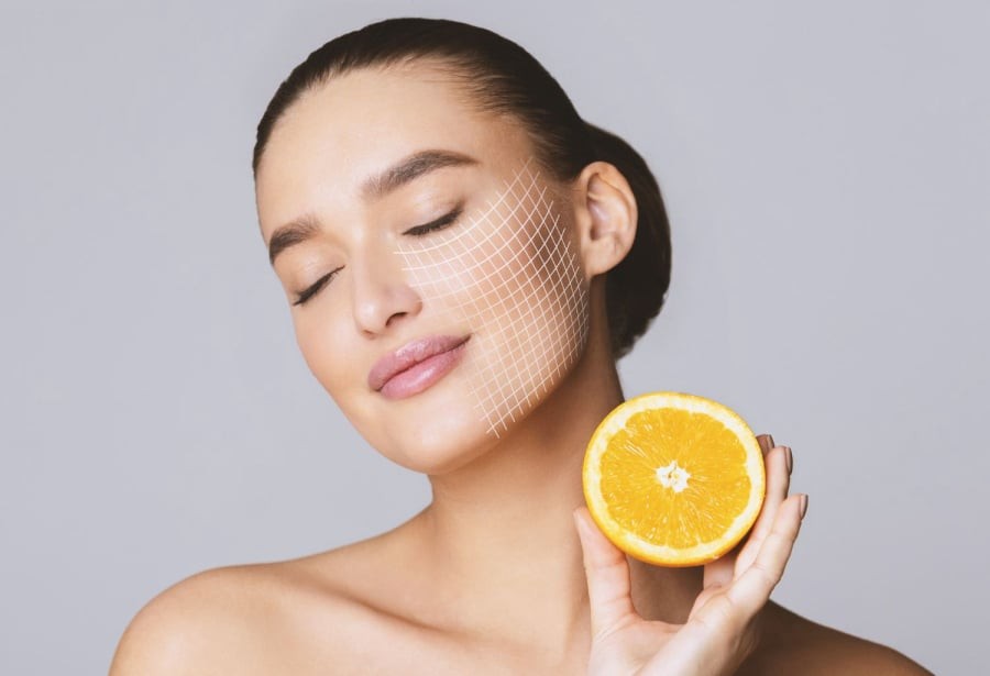 Vitamin C nổi tiếng với khả năng chống oxy hóa, giúp bảo vệ da trước tác động của gốc tự do sinh ra từ tia UV