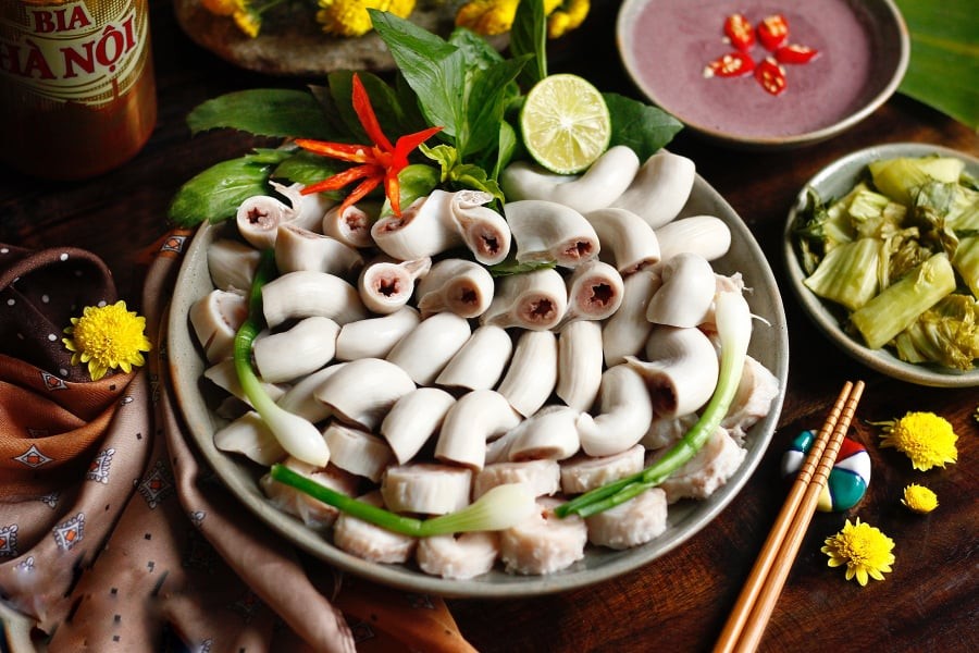 Dùng dao thật sắc, thái dứt khoát từng lát vừa ăn sẽ giúp miếng lòng đẹp, không bị ép vỡ hay nát.