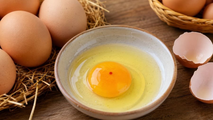 Bạn có nghi ngờ gì khi thấy trứng có vệt đỏ kia?