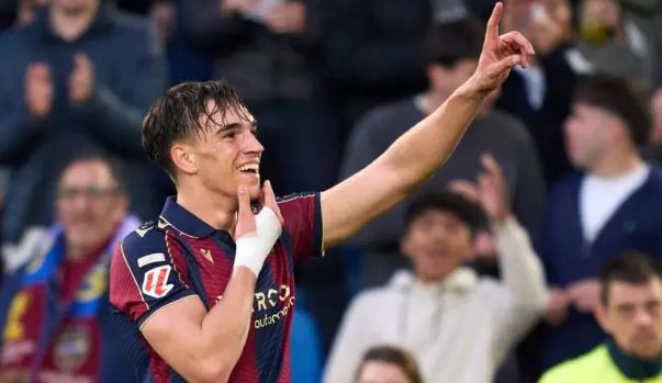 Carlos Espi gia nhập Real theo hợp đồng 5 năm. Ảnh: Getty Images.