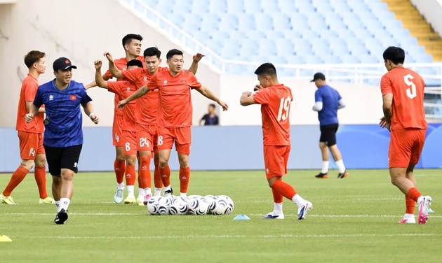 Quang Hải không phải là mẫu tiền vệ đánh chặn tốt như Doãn Ngọc Tân ở AFF 2024. (Ảnh: VFF)