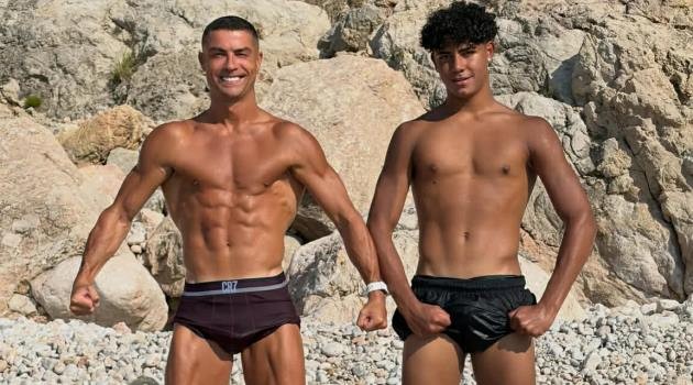 Ronaldo và con trai cởi trần khoe cơ bắp. Ảnh: The Sun.