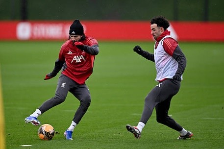 Dominik Szoboszlai và Curtis Jones đã có lời qua tiếng lại sau chiến thắng Wrexham. Ảnh: Getty Images.