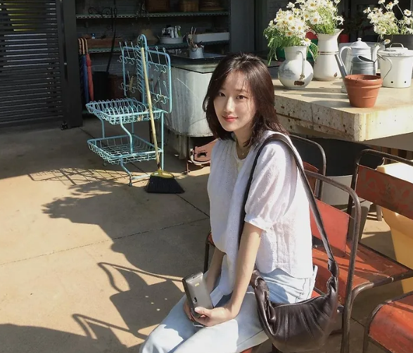 Những thiết kế có phom suông rộng là lựa chọn phù hợp cho các cô gái yêu thích sự thoải mái. 
