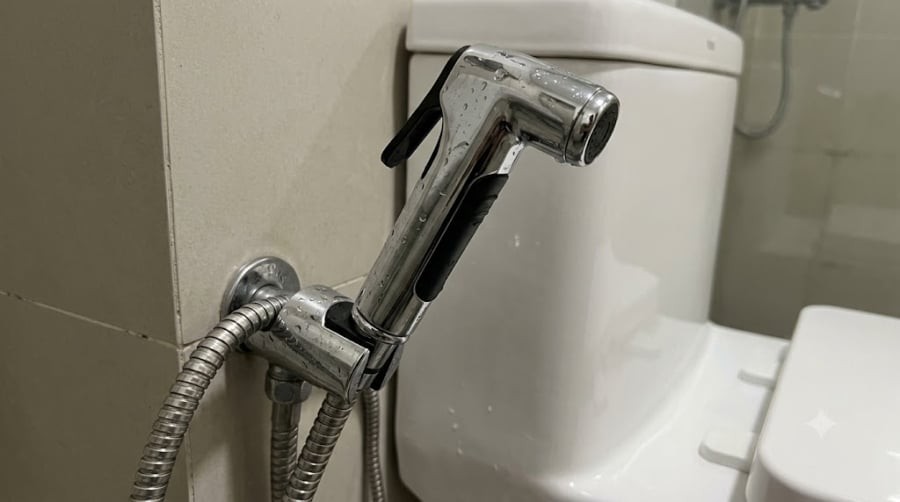Đối với phụ nữ, cấu tạo sinh học khiến vi khuẩn từ vùng hậu môn rất dễ xâm nhập ngược lên đường tiết niệu hoặc vùng kín gây viêm nhiễm (như viêm đường tiết niệu, viêm âm đạo). 