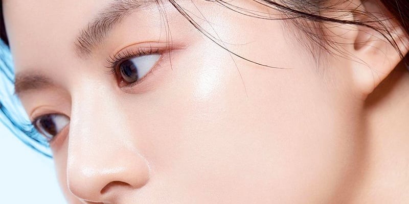 Thay vì áp dụng quy trình dưỡng da phức tạp, hãy ưu tiên những bước thật sự cần thiết như làm sạch, dưỡng ẩm và chống nắng. 