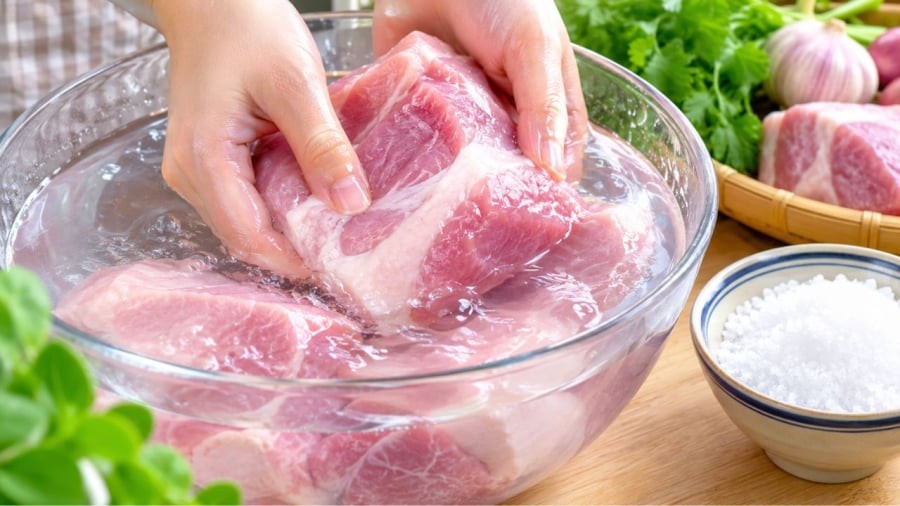 Nên rửa thịt bằng nước muối hay không?