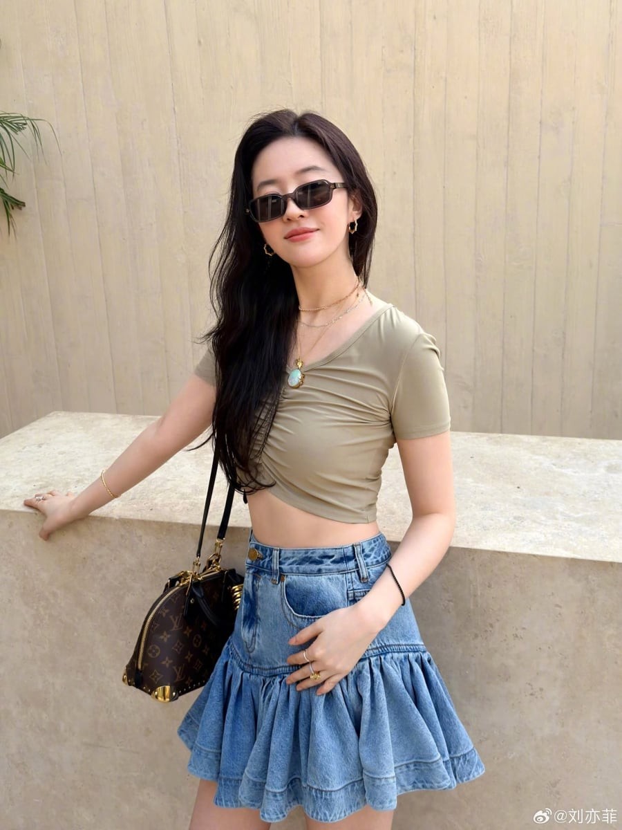 Một trong những công thức được đánh giá cao là áo croptop ôm dáng kết hợp cùng chân váy denim xếp tầng.