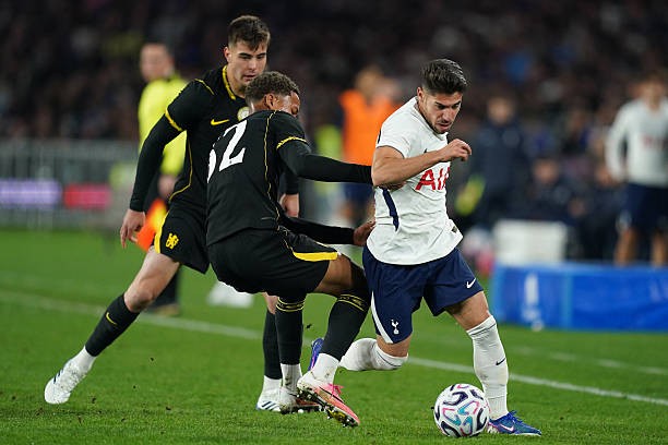 Lợi thế hơn người không thể giúp Chelsea ghi bàn vào lưới Spurs.
