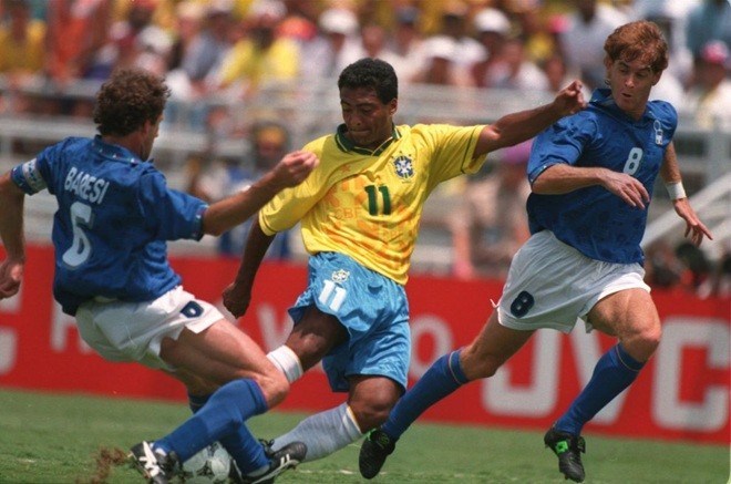 Romario chạm trán Beresi. Ảnh: Getty.