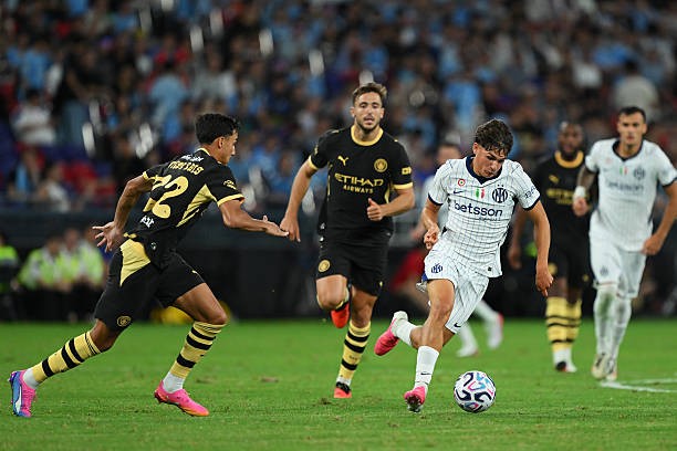 Inter Milan (áo trắng) gây ra nhiều khó khăn cho Manchester City. Ảnh: Getty Images.