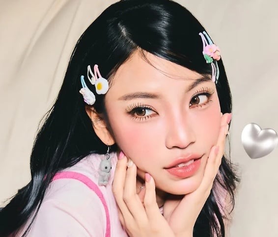Những chiếc kẹp mỏ vịt gắn hình nhân vật hoạt hình từng là món phụ kiện quen thuộc với nhiều cô gái nay đã quay trở lại mạnh mẽ. 