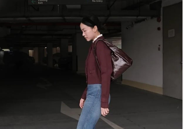 Sắc đỏ trầm không chỉ tôn da mà còn mang đến cảm giác quý phái, phù hợp với nhiều hoàn cảnh như tiệc tối, hẹn hò hay các sự kiện đặc biệt.