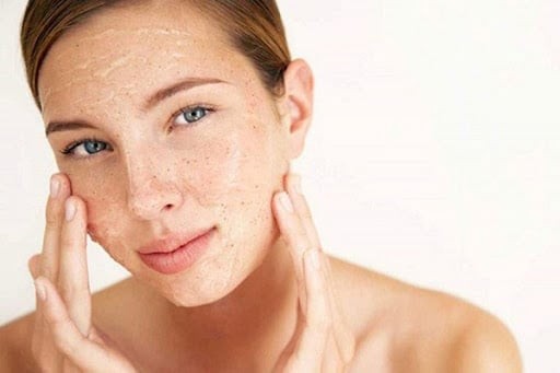 Không ít người cho rằng việc loại bỏ lớp tế bào sừng thường xuyên sẽ giúp da sạch hơn, sáng hơn và hạn chế bít tắc lỗ chân lông. 