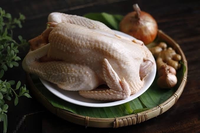 Nếu muốn thử một cách chế biến mới để món gà luộc thêm đậm vị, dưới đây là những bí quyết bạn có thể áp dụng.