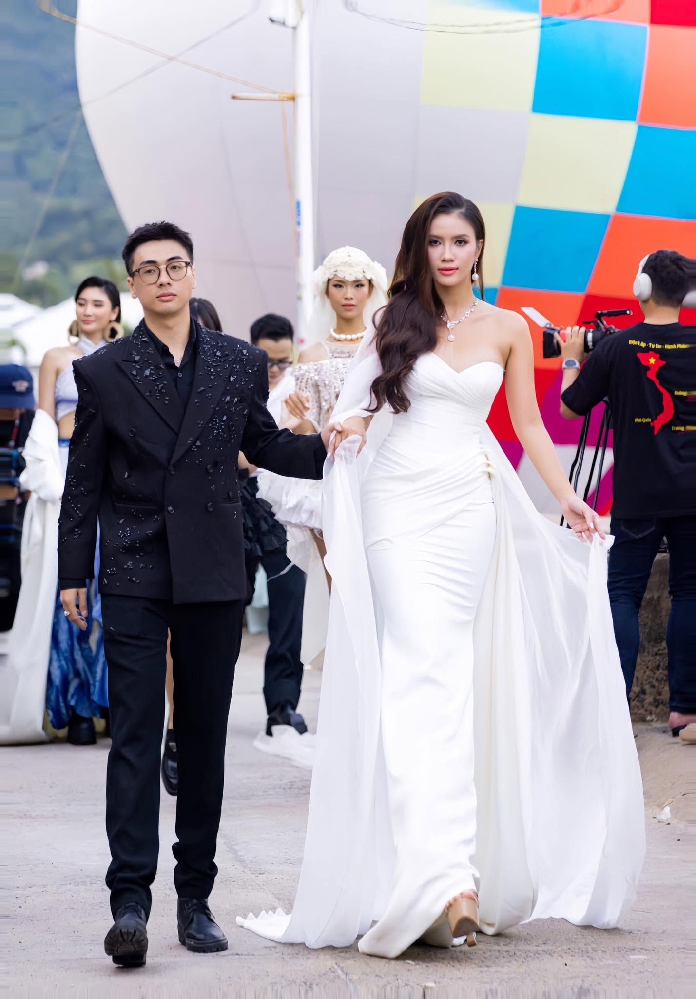 NTK trẻ Phạm Bá Phúc và Á hậu Minh Nhàn. Chàng trai gen Z đã đoạt danh hiệu Á quân Fashion Show Miss Ocean.jpg