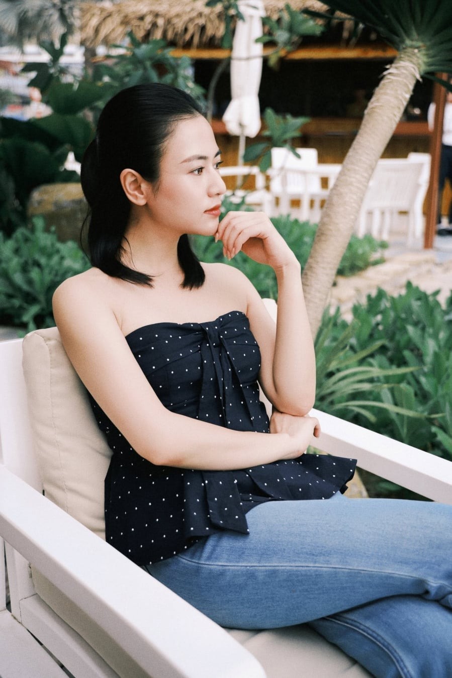 Không chỉ gắn bó với phong cách tối giản, Việt Hoa cũng nhiều lần làm mới hình ảnh bằng những thiết kế trẻ trung hơn.