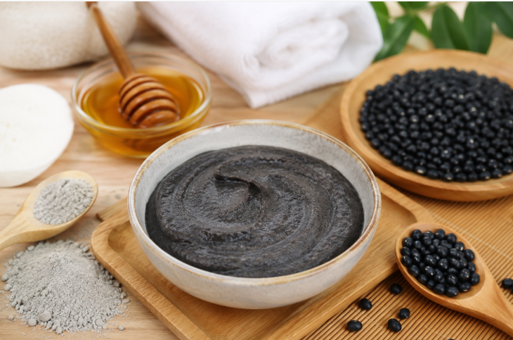Đậu đen chứa nhiều hợp chất chống oxy hóa như anthocyanin và flavonoid, cùng với vitamin nhóm B, sắt, kẽm và nhiều khoáng chất thiết yếu. 