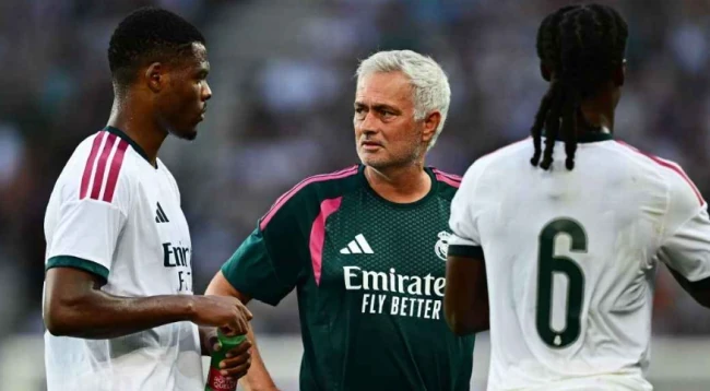 Mourinho có thêm 'vũ khí' Dumfries. Ảnh: Getty.