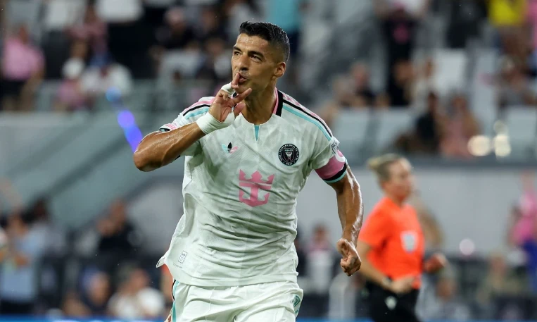 Suarez ghi siêu phẩm. Ảnh: Getty.