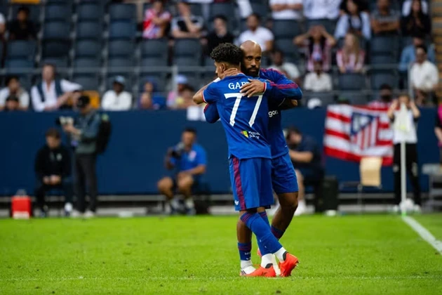 JJ Gabriel vào sân thay Mbeumo trong trận thắng Atletico Madrid. Ảnh: Getty Images